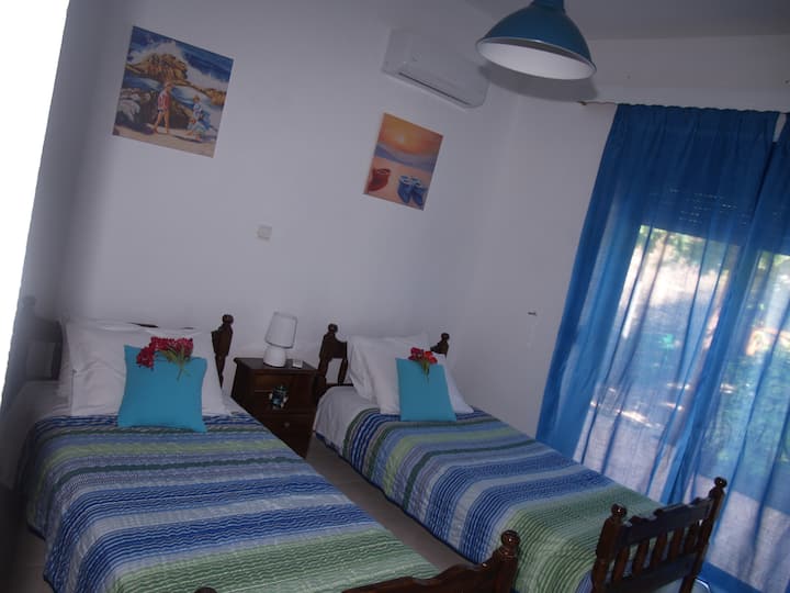 dormitorio con dos camas individuales