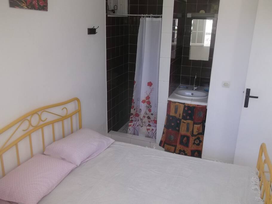 Chambre avec lit 2 personnes avec salle d'eau