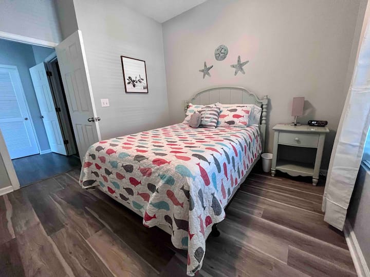 Dhoma e dytë e gjumit ka një krevat dopio "queen", komodinë, dollap, televizor inteligjent dhe ventilator tavani.

North Myrtle Beach - Oqean, plazhe, pishinë, e përshtatshme për kafshë shtëpiake, familje, golf, banesa, apartamente kondominiale, private
