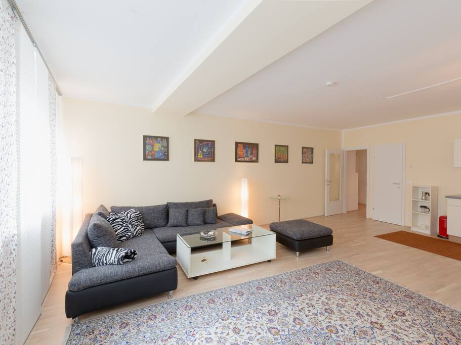 das bequeme Sofa wo man nach einem langen Tag schön relaxen kann