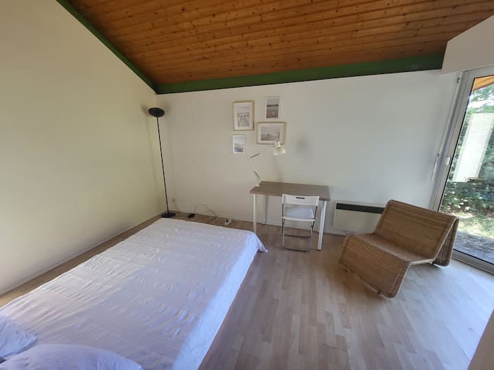 Hovedsuite i stueetagen med badeværelse, store skabe og et skrivebord.