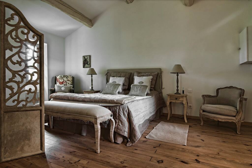 chambre de belle taille et cosy, avec salle d'eau attenante