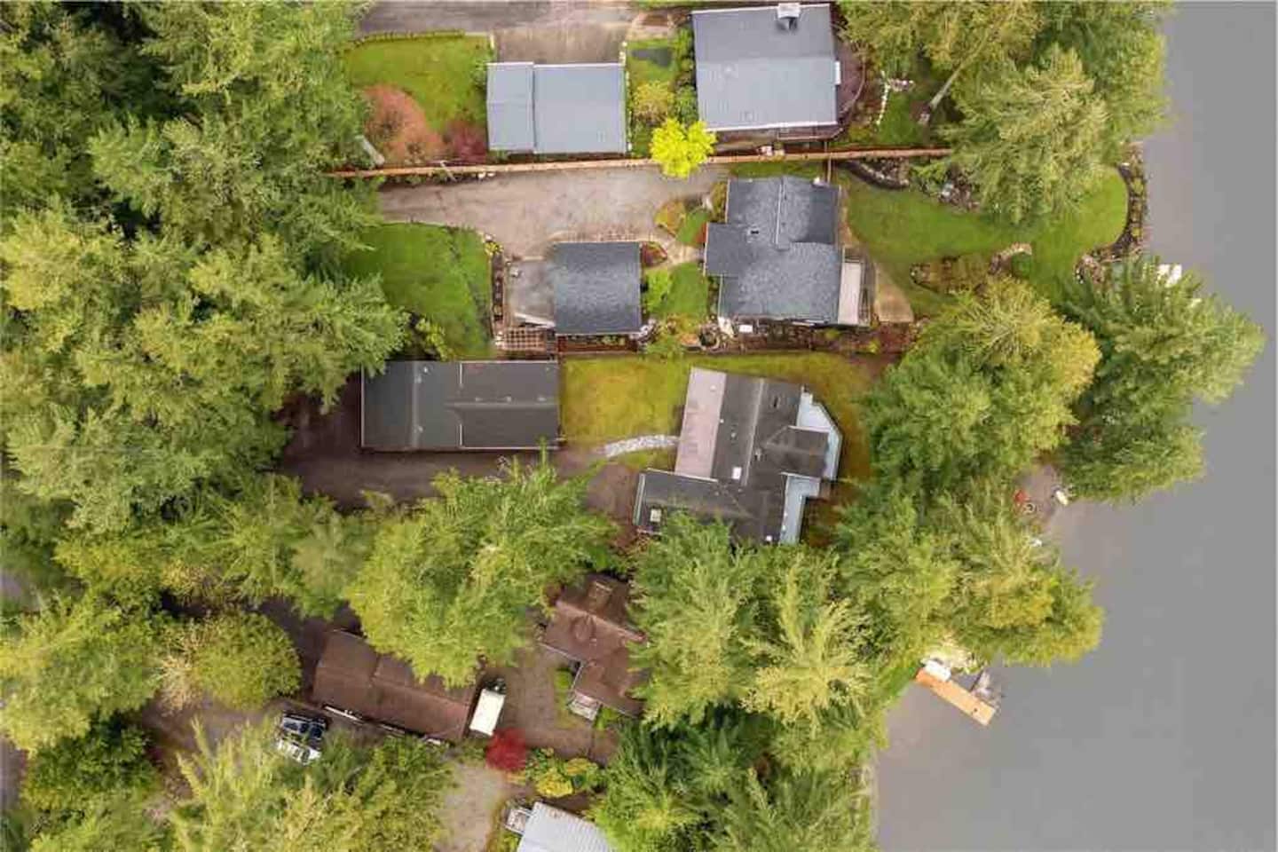 Charming Lakefront Log Cabin photo 8