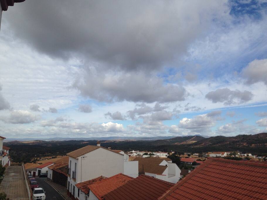 If we look at the left : LA SIERRA, from the hillock, ALTOZANO (pedestrian overpass) Si miramos a la izquierda: la sierra, desde el altozano.