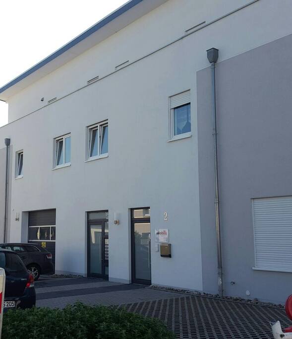 Der Eingang + Parkplätze