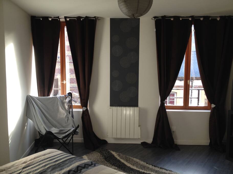 autre vue de la chambre .