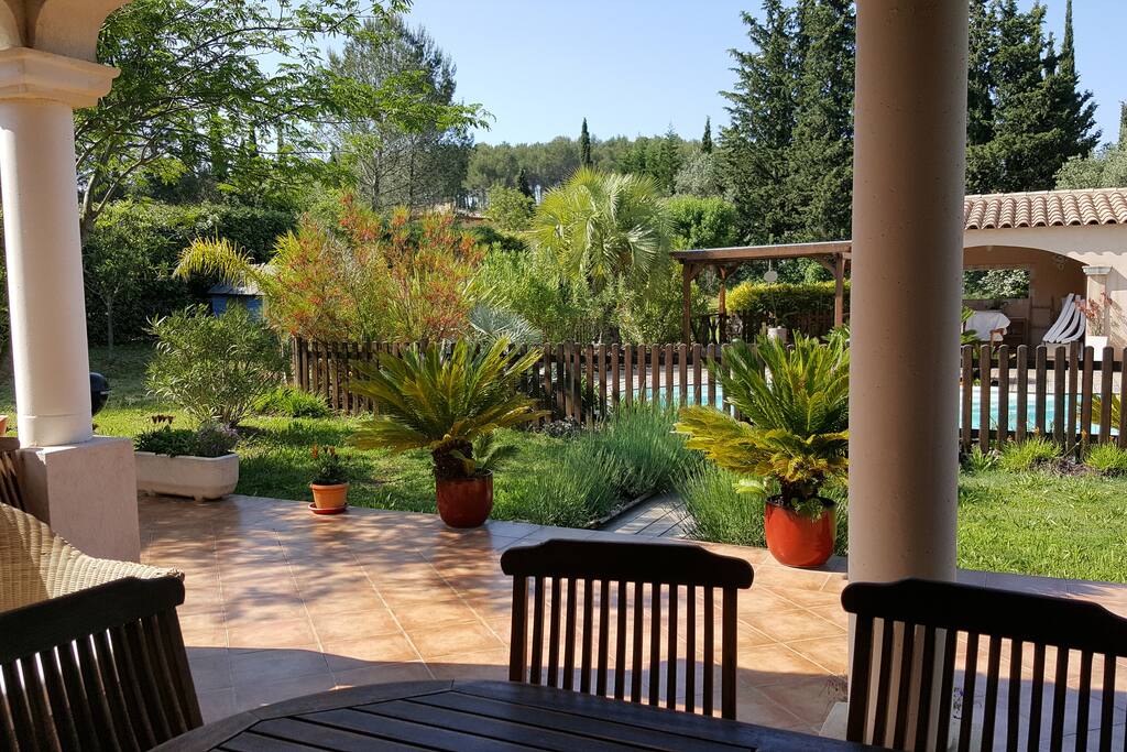 Terrasse où sont servis les petits déjeuners
