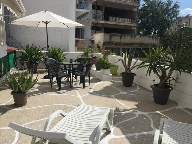 SUNBATHING NEAR THE ACROPOLIS (KERAMEIKOS -GAZI)