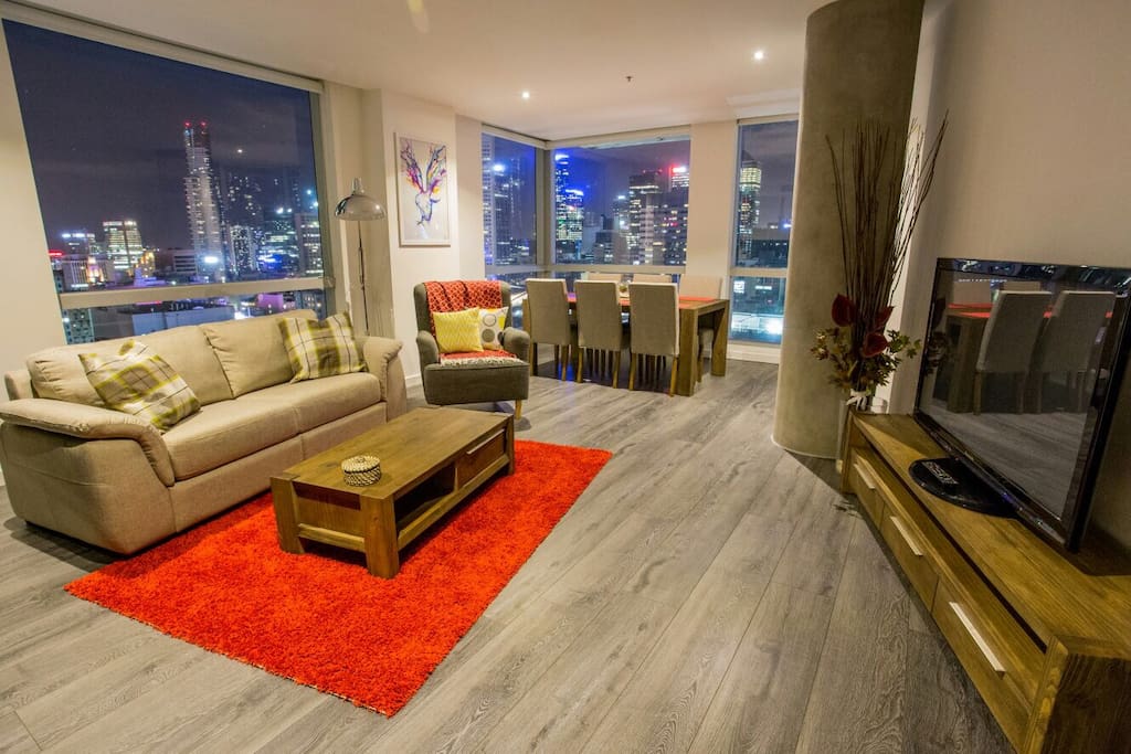 Open living area with fanatic 270 degree city view
