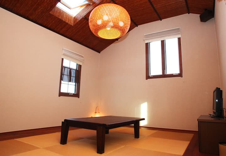 Izba v japonskom štýle.
Presuňte stôl a položte futón.