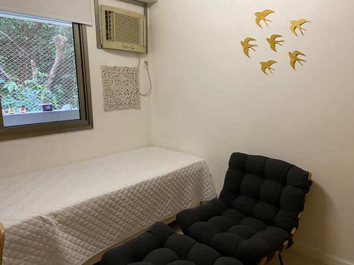 It has 2 single beds 