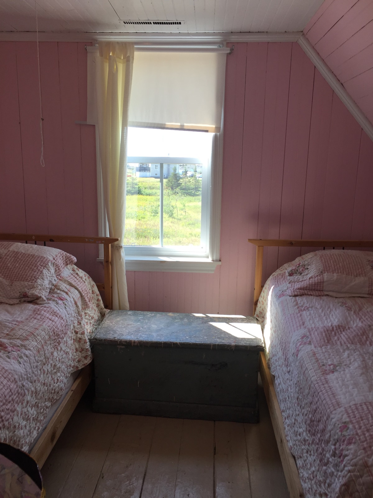 Chumba cha kulala cha rangi ya waridi na vitanda viwili vya mtu