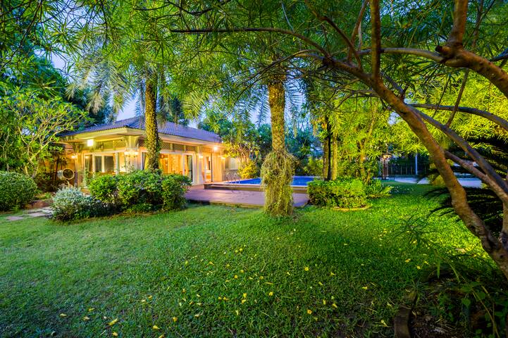 Luxury 7 Bed Rooms Swimming Pool near Sathorn road gallery image 5