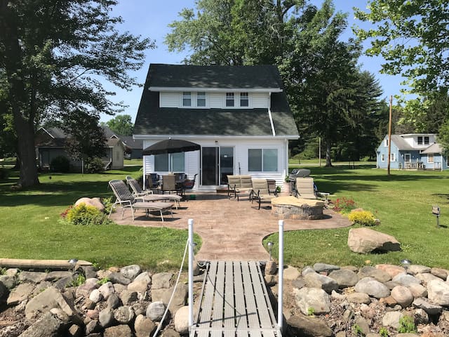Beautiful Lakefront 5 Bedroom with Central A/C