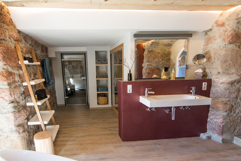 Du wirst viel Platz haben in deinem Bad mit Sauna, Dusche und freistehender Wanne