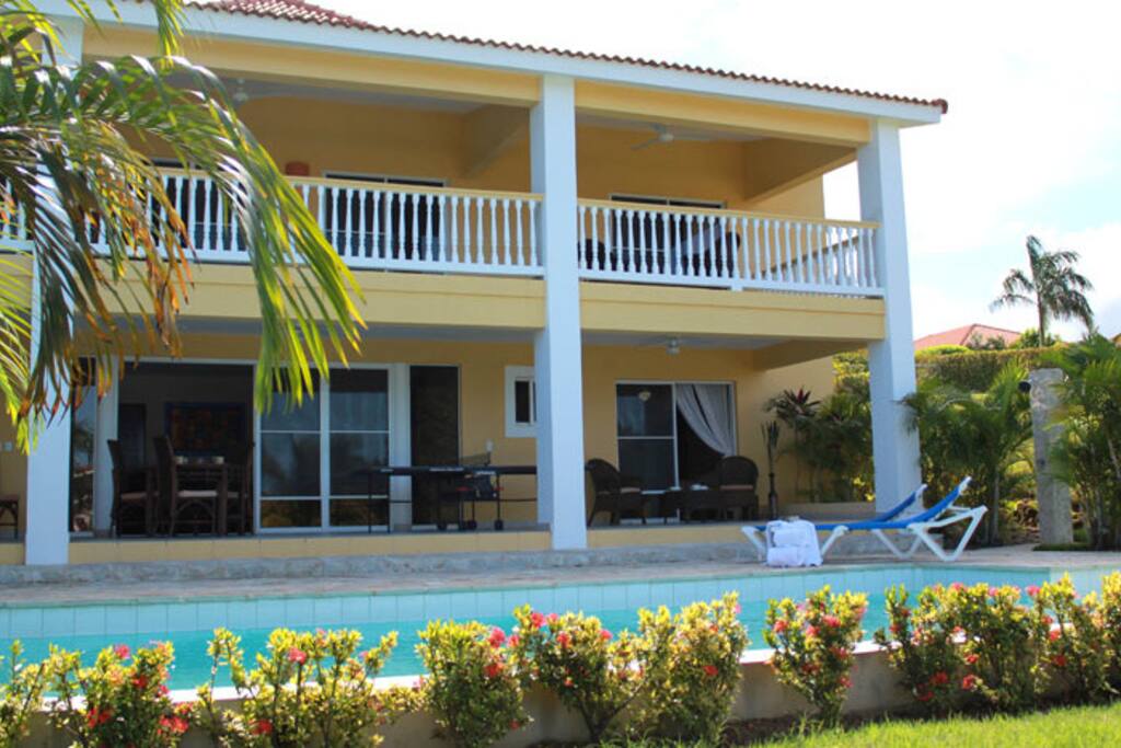 Direct access from living room to pool