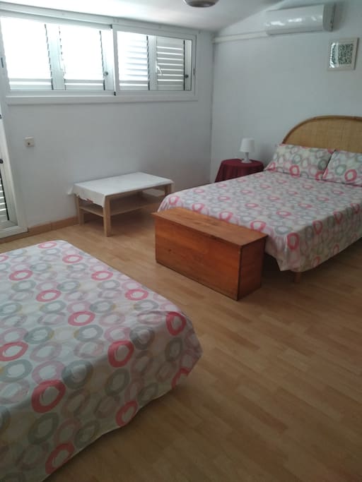 vista de la habitacion con la cama y la cama del sofacama.