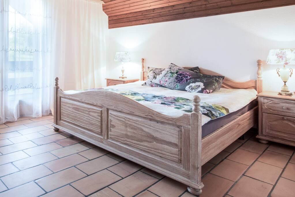 Sehr grosses Schlaf-zimmer mit Doppelbett 200/190