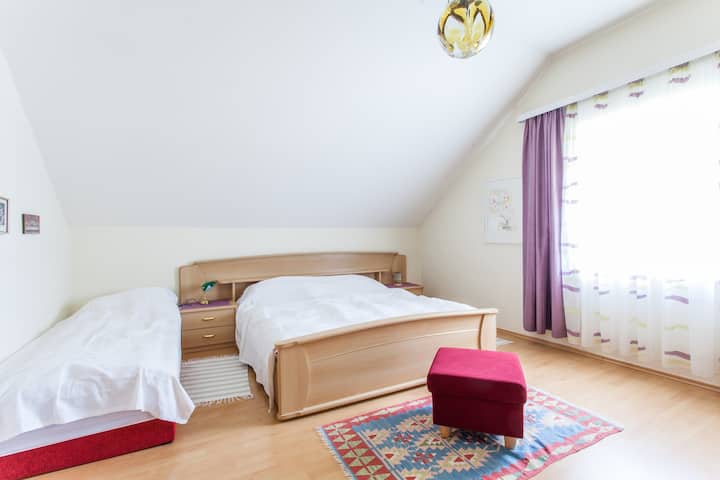 Schlafzimmer mit Doppelbett 180x200cm und Einzelbett 90x200cm