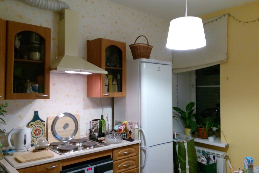 Просторная кухня со всей необходимой посудой