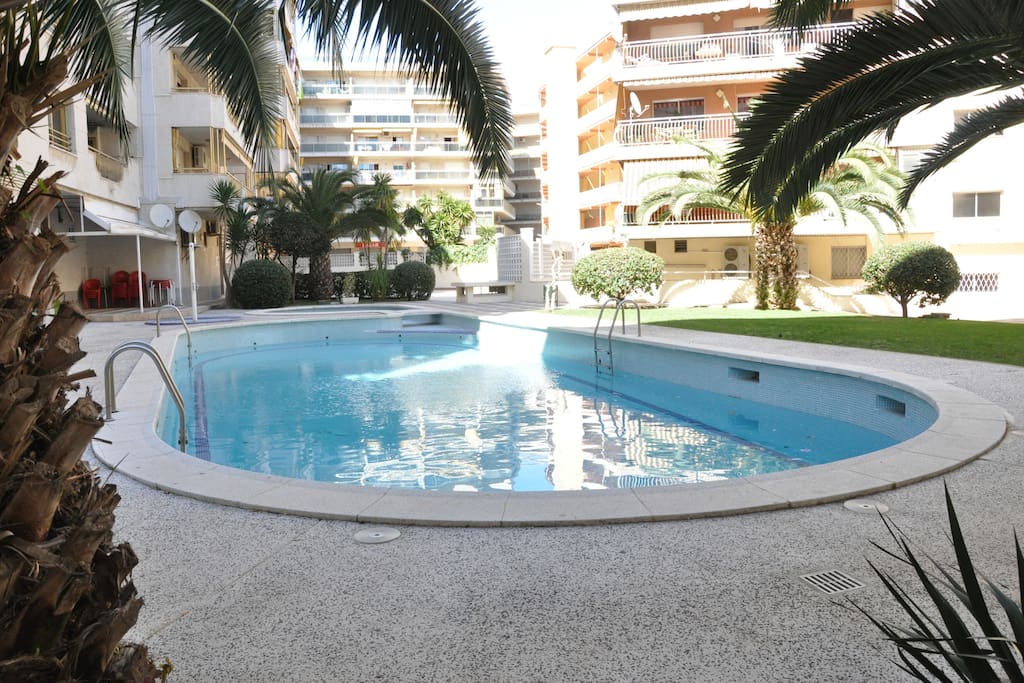 Piscinas comunitarias, con jardín , zona de juegos y bar