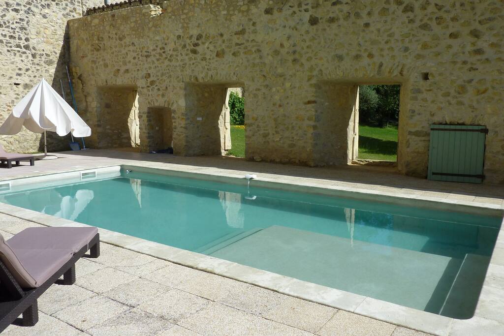 L'espace piscine dans l'ancienne magnagnerie