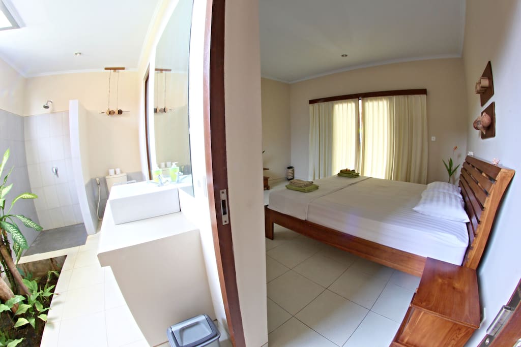Open bathroom with small garden, fresh air guarantied
