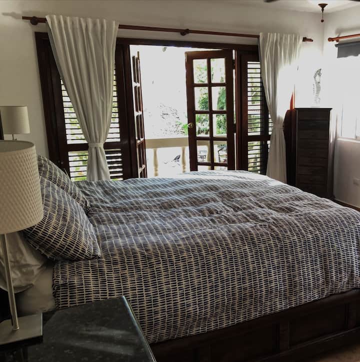 Chumba cha kulala cha Master kilicho na mtazamo wa bwawa na pwani!