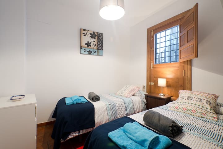 Dhomë gjumi plotësisht e pajisur me pamje nga Albayzín