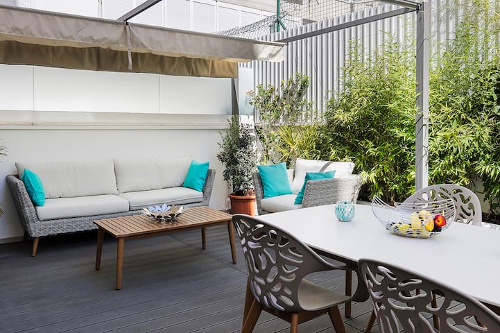 Flea Market ALFAMA house (PATIO/POOL/AC/GARAGE)