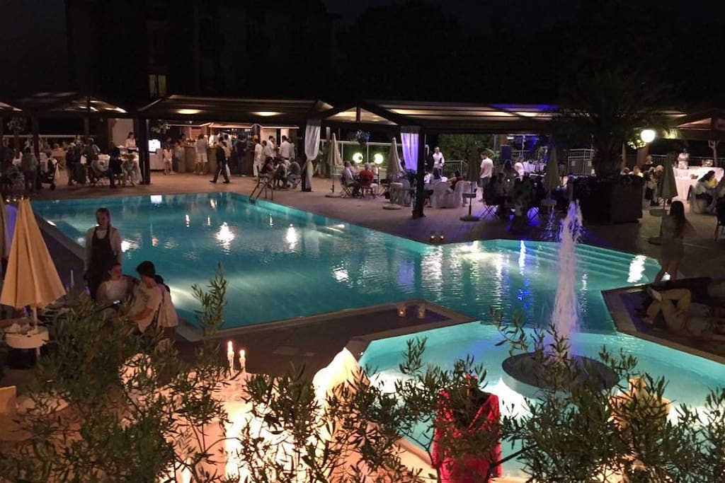 Una sera di divertimento presso la nostra piscina