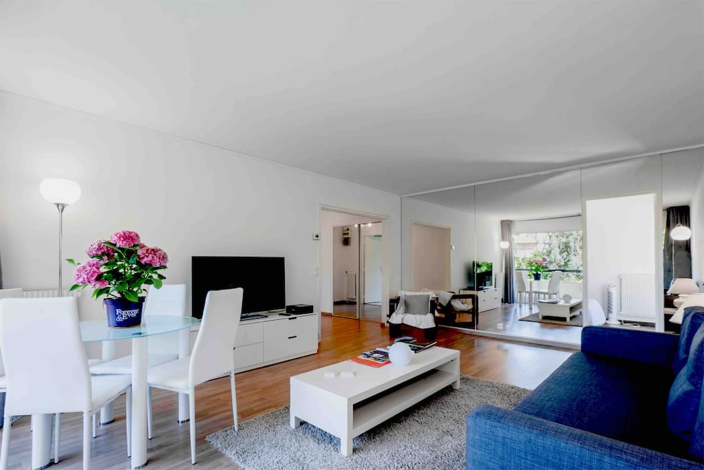Very spacious living room open on pool and landscape.
Salon spacieux donnant sur la piscine et les jardins.
