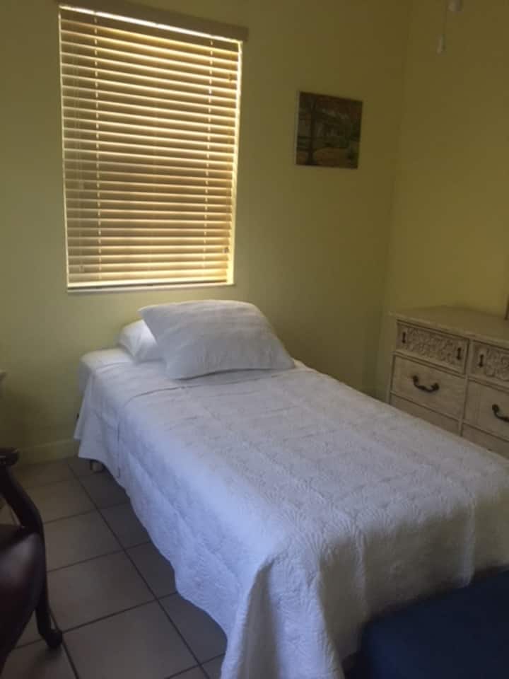 带1米宽单人床的卧室