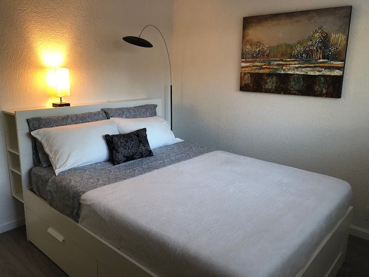 Private suite & entrance, near Apple