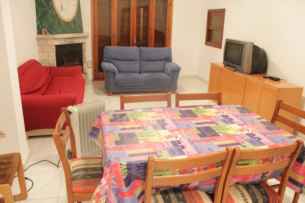 Amplio comedor con mucha luz y con capacidad para mucha gente