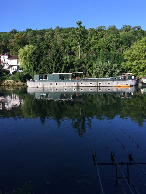 Houseboat 250 m2 on the Seine arm