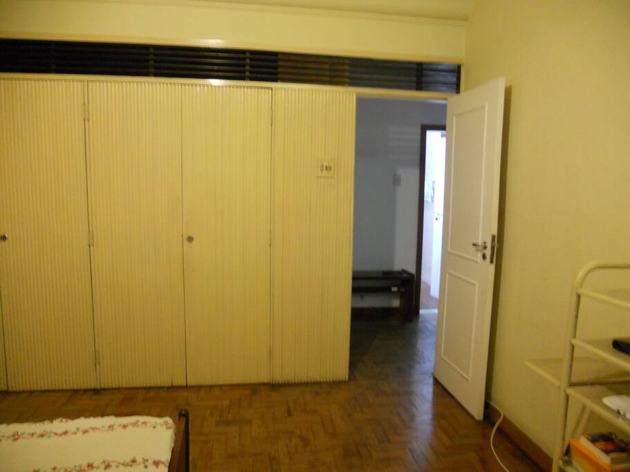 Armário com duas portas para utilização dos hóspedes