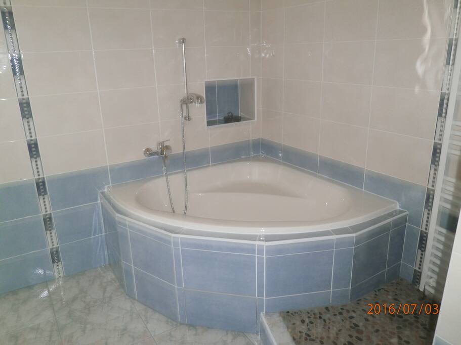 Salle de bain avec douche et baignoire