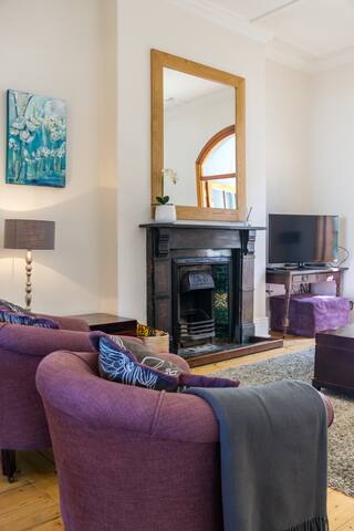 Distinctive, Modern Cottage with Terrace Pool gallery image 5