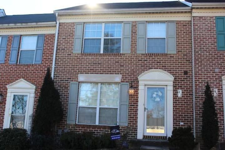 Beautiful 3 BR Townhouse for Year Long Rental