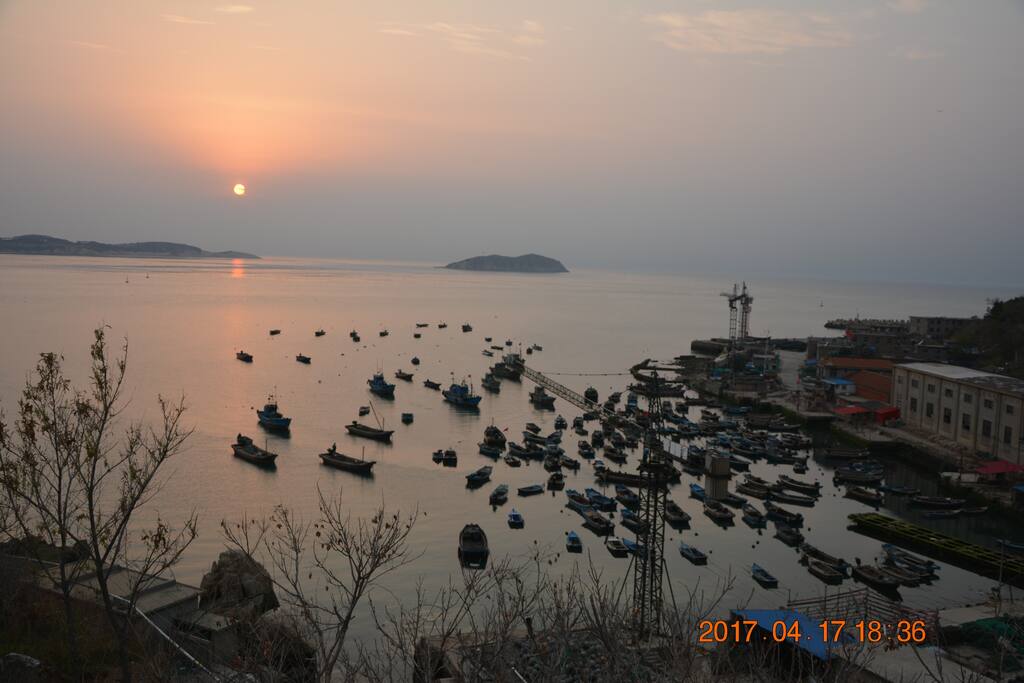 夕阳西下的海鲜码头