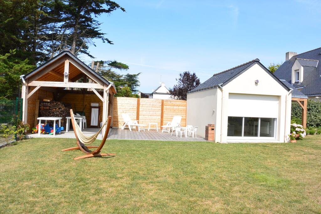 Vue coté Jardin avec studio et préau