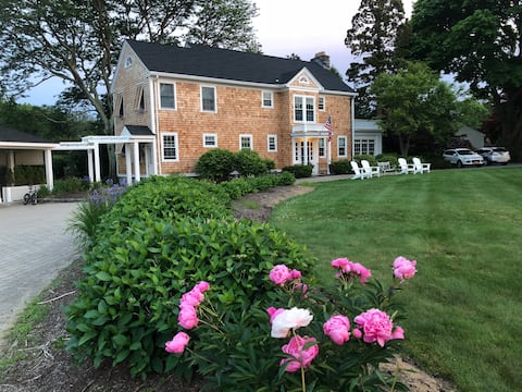 5 Bedroom 4.5 Bath close to Newport, Golf & Beach