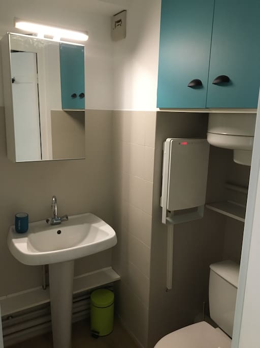 Salle de bain avec baignoire