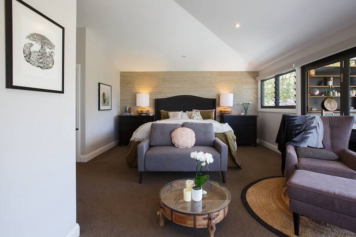 Hermosa cama de espuma viscoelástica tamaño king dentro de este espacio de dormitorio extra grande en el ático