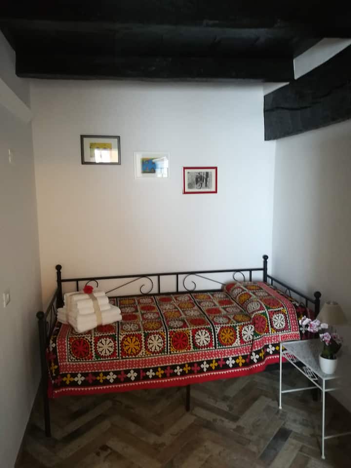 เตียงเดี่ยวในห้องนอน