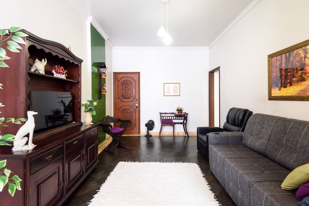 Sala grande com piso em ardósia