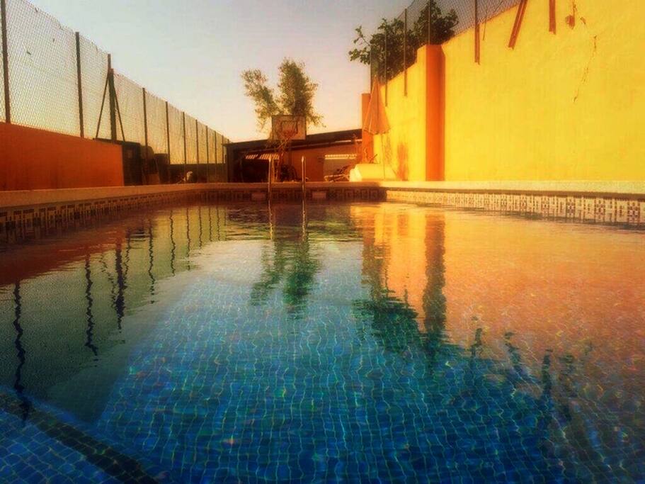 PISCINA CON ZONA DE JUEGOS