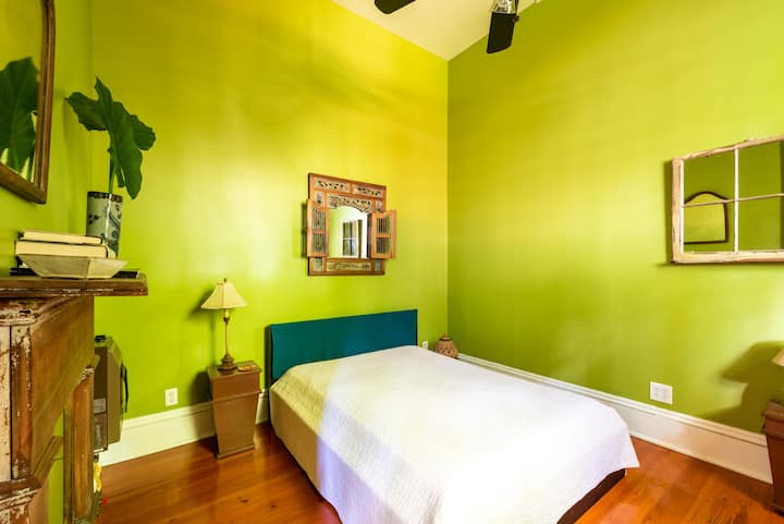 غرفة النوم رقم2 
سرير كوين واحد وسرير مزدوج. 