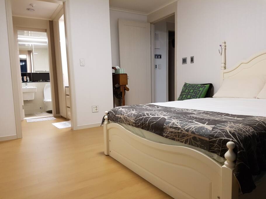 Bedroom with Queen Bed / 퀸사이즈 침대가 있는 침실